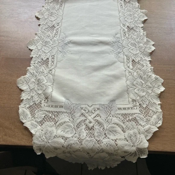 Elegant Cream Lace Table Runner - Picture 2 of 3